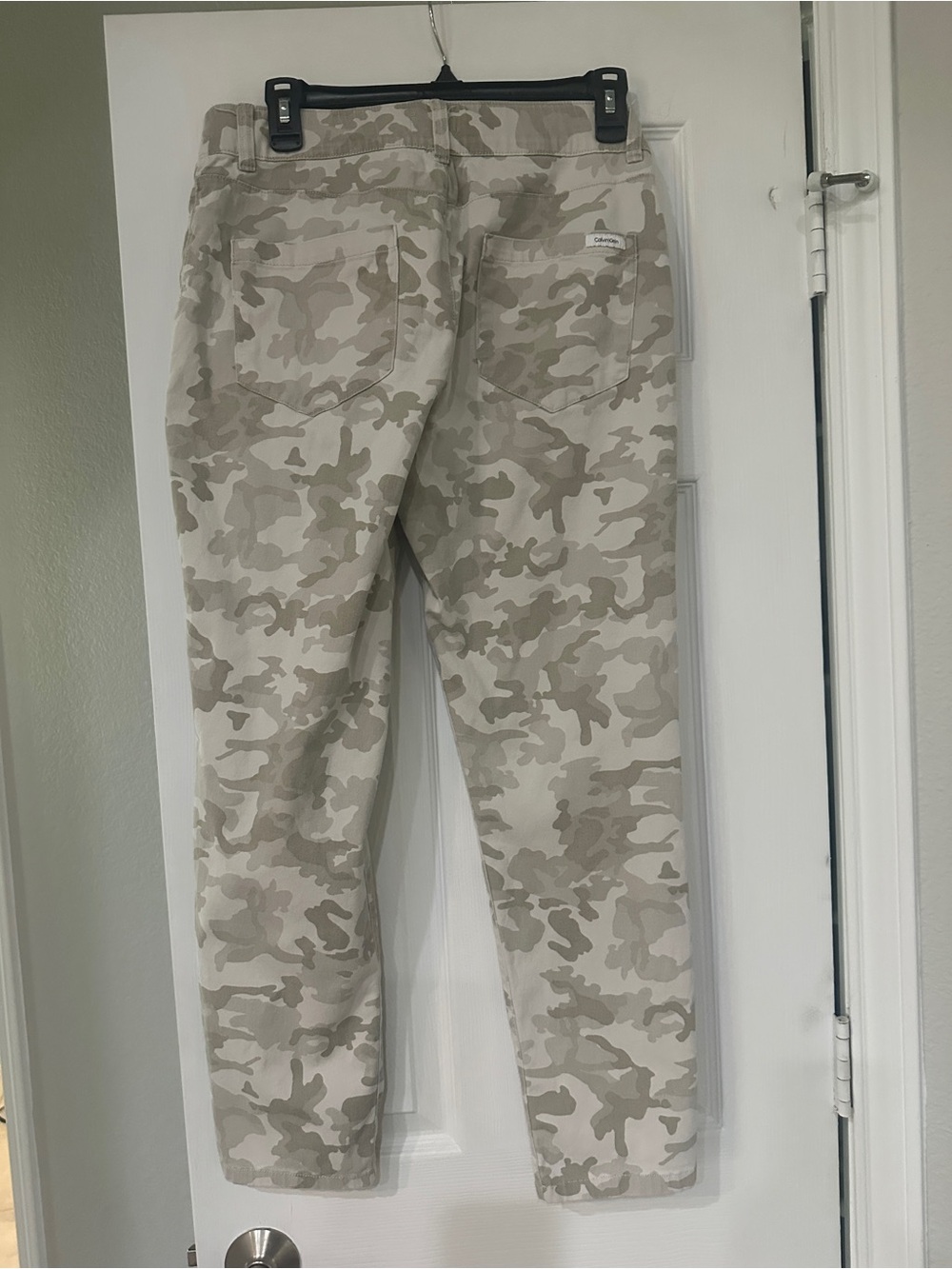 Calvin Klein Women's Tan & Beige Camo Cropped Pants - Picture 2 of 3